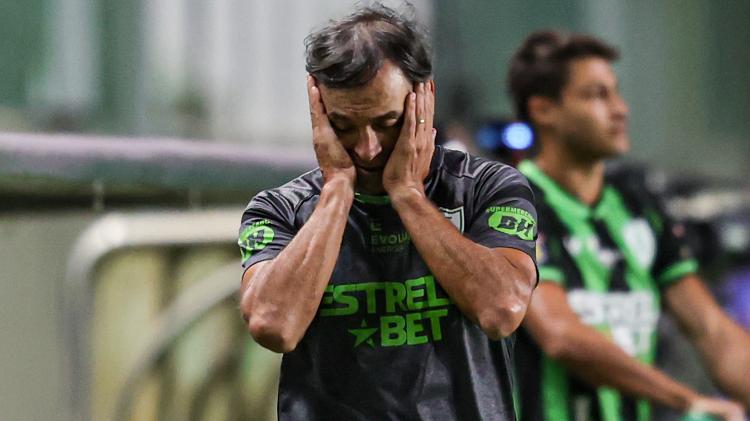 Fabian Bustos, técnico do America-MG, se lamenta em jogo contra o Coritiba no Campeonato Brasileiro