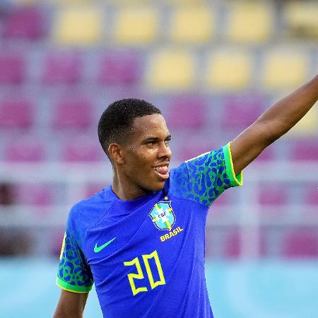 Estêvão em ação pela seleção brasileira na Copa do Mundo sub-17