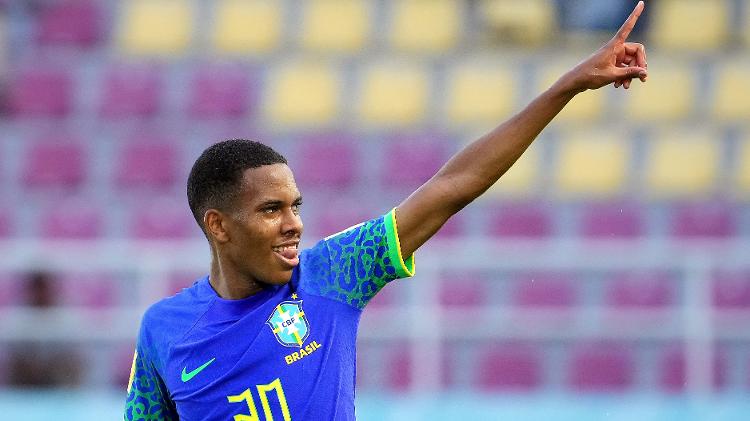 Estêvão em ação pela seleção brasileira na Copa do Mundo sub-17