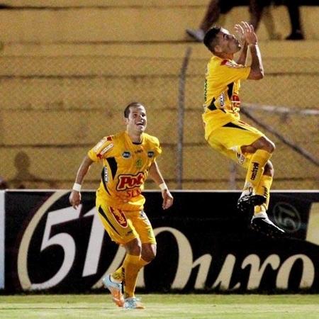Tiago Luís e Camilo comemora um dos gols da vitória do Mirassol contra o Palmeiras por 6 a 2
