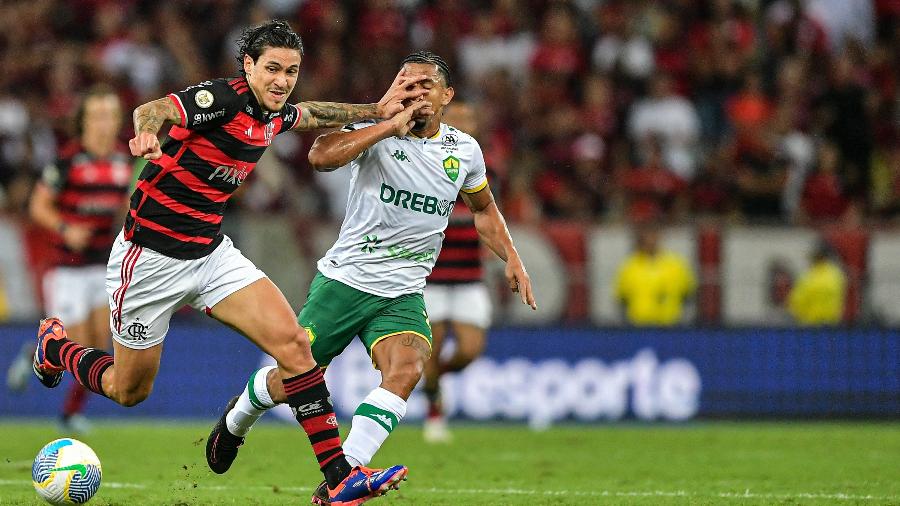 Pedro tenta fazer a jogada em Flamengo x Cuiabá, confronto do Campeonato Brasileiro