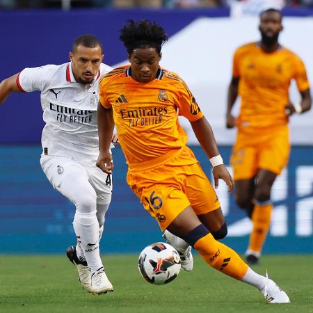 Endrick, do Real Madrid, em ação durante partida amistosa contra o AC Milan