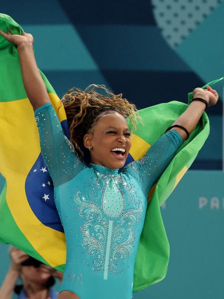 Rebeca Andrade comemora medalha de ouro no solo da ginástica artística nas Olimpíadas