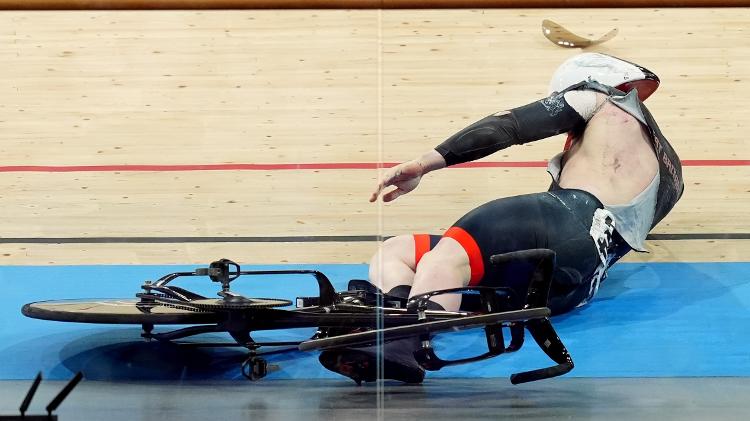 Ciclista Jack Carlin tem roupa rasgada em acidente nas Olimpíadas de Paris