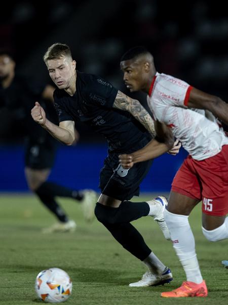 Charles em ação pelo Corinthians na Sul-Americana