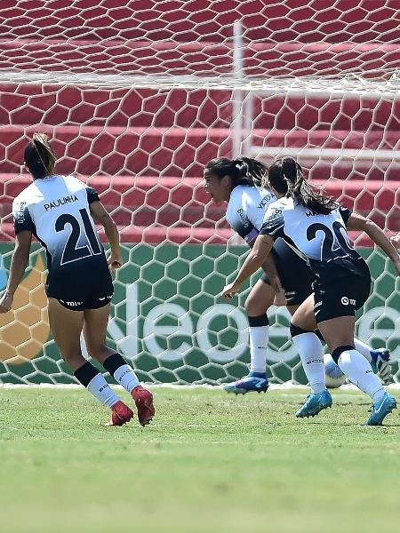 Vic Albuquerque comemora gol do Corinthians sobre o Palmeiras no Brasileirão Feminino - CBF