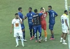 Goleiro acusa torcedor de racismo após confusão em jogo no interior de SP