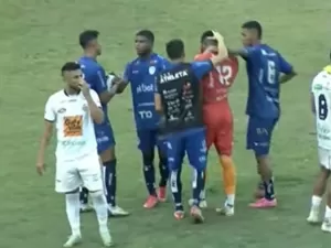 Goleiro acusa torcedor de racismo após confusão em jogo no interior de SP