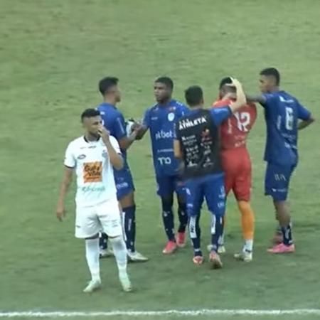 Goleiro Vinicius Mendi, do Monte Azul, chora após jogo contra o Comercial, pela Copa Paulista