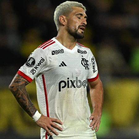 Arrascaeta se lamenta durante jogo entre Peñarol e Flamengo pela Libertadores