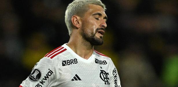 Flamengo empata com Peñarol e é eliminado da Libertadores.