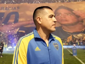 Boca desmorona e pressão cai até em Riquelme, que mira técnico no Brasil