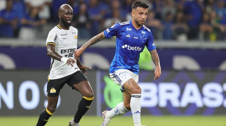 Matheus Henrique em ação durante jogo entre Cruzeiro e Criciúma no Brasileirão