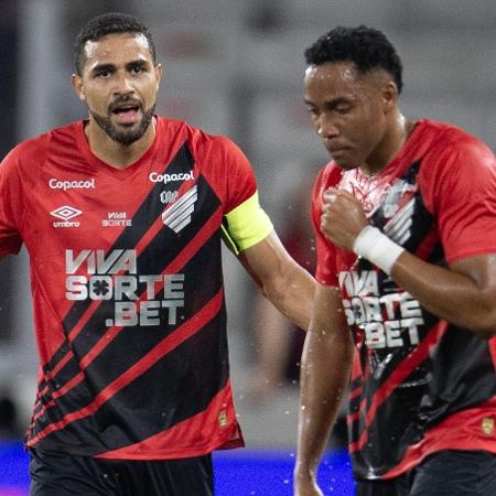 Alan Kardec e Hayen Palacios em ação durante jogo do Athletico na Série B - Hedeson Alves/AGIF