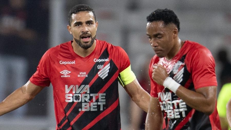 Alan Kardec e Hayen Palacios em ação durante jogo do Athletico na Série B - Hedeson Alves/AGIF
