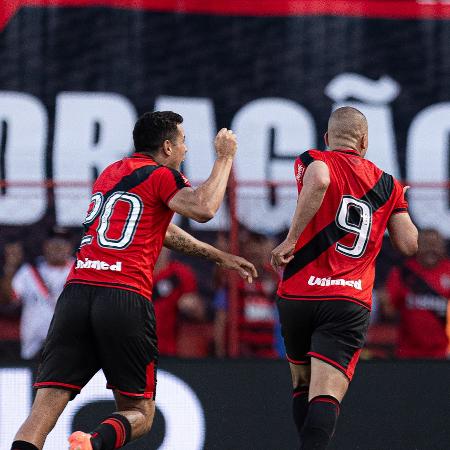 Caio Dantas, do Atlético-GO, comemora gol marcado contra o Volta Redonda - Mateus Dutra/AGIF