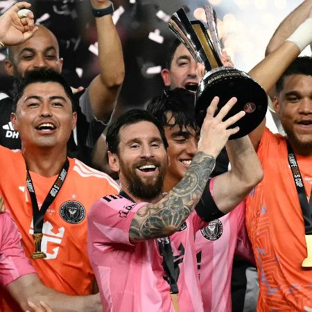 Lionel Messi, do Inter Miami, levanta a taça da Campeones Cup
