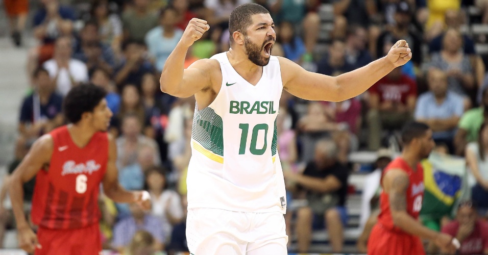 Carlos Nascimento, o Olivinha, comemora ponto conquistado pela seleção brasileira de basquete sobre Porto Rico