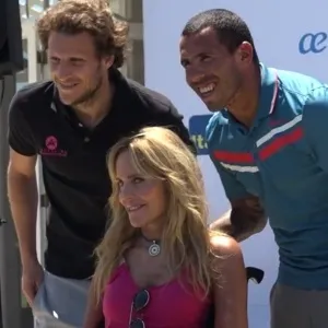 Diego Forlán (e), a irmã Alejandra e Tevez em evento no Uruguai - undefined