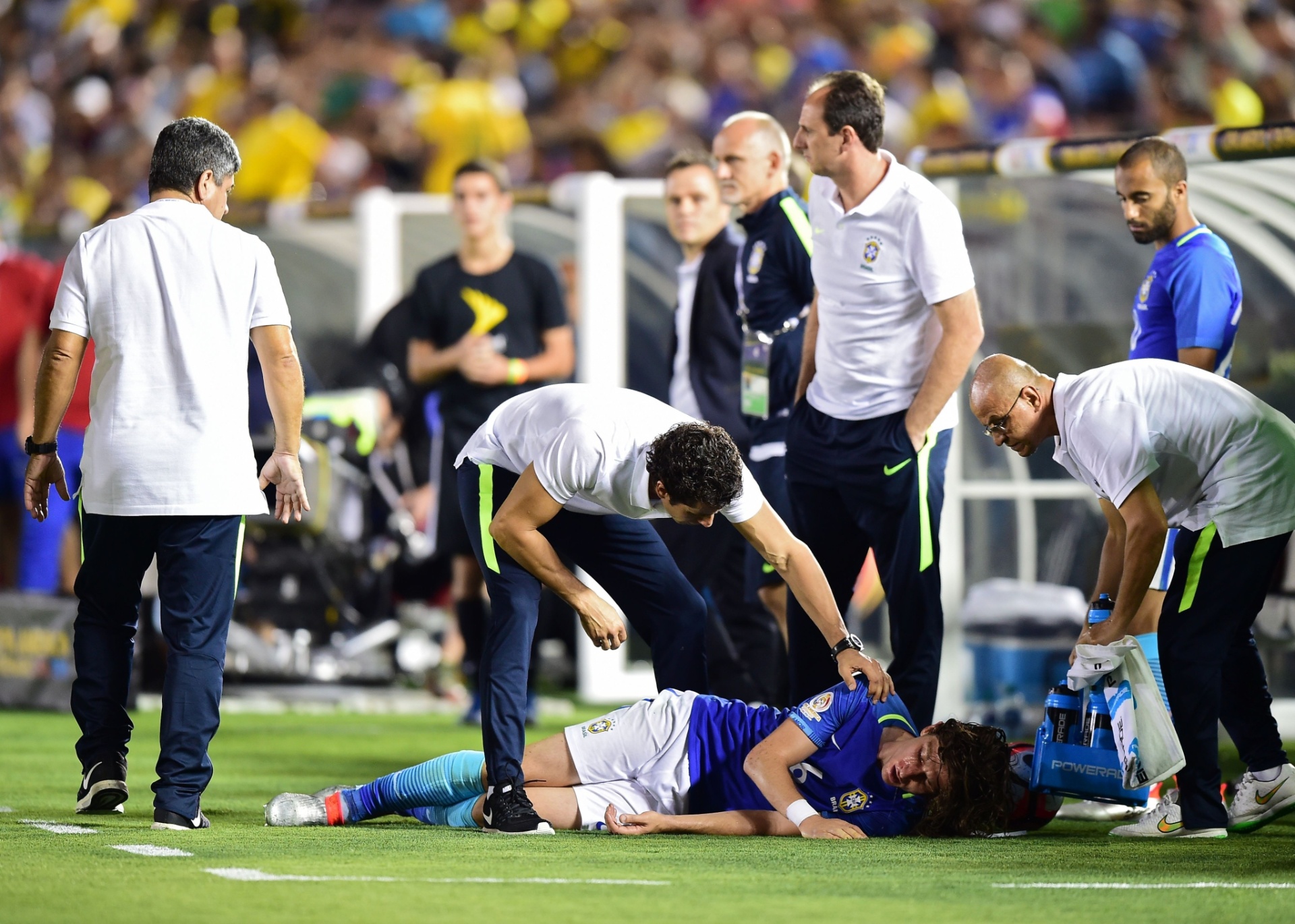 Filipe Luis recebe atendimento médico após levar pancada na cabeça no jogo do Brasil contra o Equador, pela Copa América - AFP PHOTO / Frederic J. Brown