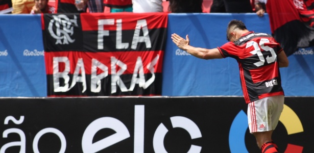 Diego comemora perto da torcida o gol na estreia vitoriosa pelo Flamengo - Gilvan de Souza/ Flamengo - Gilvan de Souza/ Flamengo
