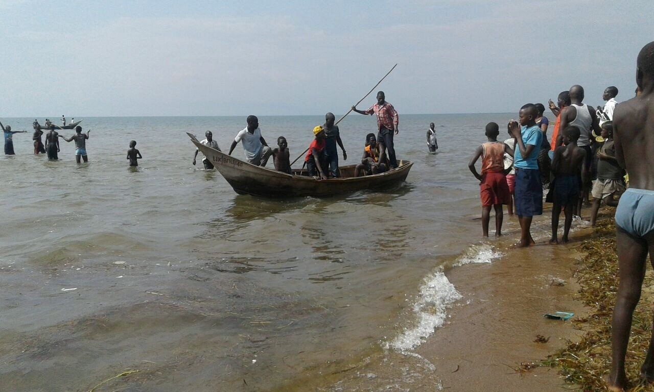 Um acidente de barco em Uganda registrou pelo menos nove mortes, segundo a imprensa local. A embarcação transportava 45 pessoas, entre torcedores e jogadores de um time amador local, quando afundou no Lago Alberto. Inicialmente, 15 pessoas sobreviveram - AFP Photo