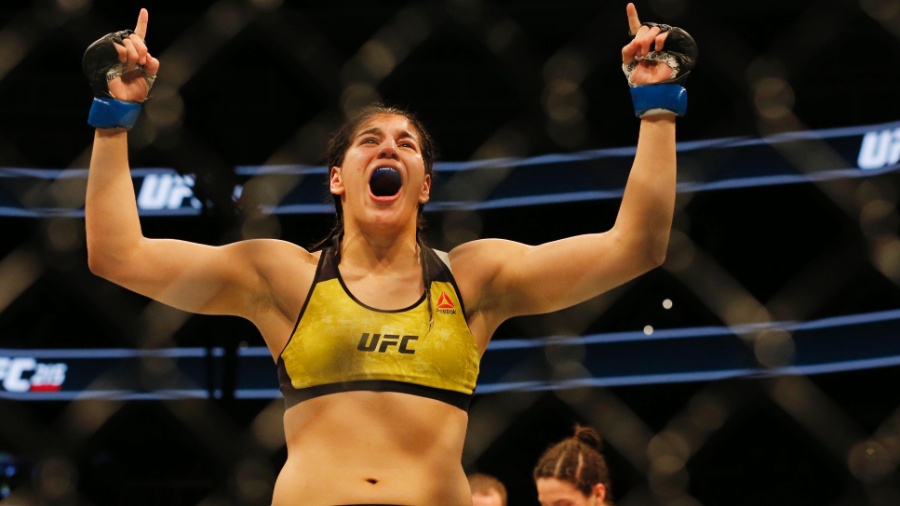 Brasileira Ketlen Vieira comemora vitória sobre Sara McMann pelo UFC 215 - Perry Nelson/USA TODAY Sports