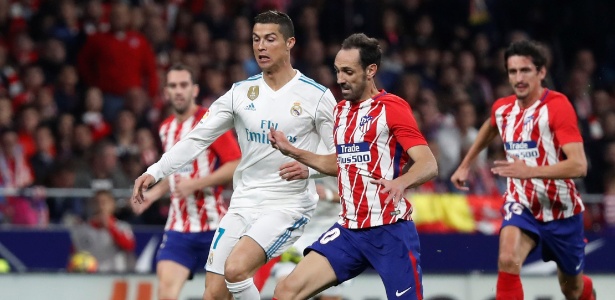 Cristiano Ronaldo tenta ficar com a bola na disputa durante a partida do Real contra o Atlético de Madri - REUTERS/Paul Hanna - REUTERS/Paul Hanna