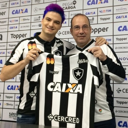 Felipe Neto posa com camisa do Botafogo - divulgação/Botafogo - divulgação/Botafogo