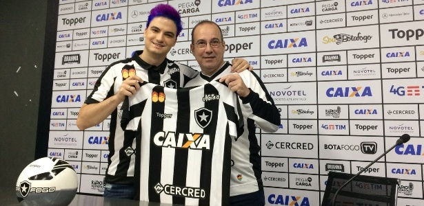 Felipe Neto posa com camisa do Botafogo; patrocinador, ele agora ajuda no mercado - divulgação/Botafogo