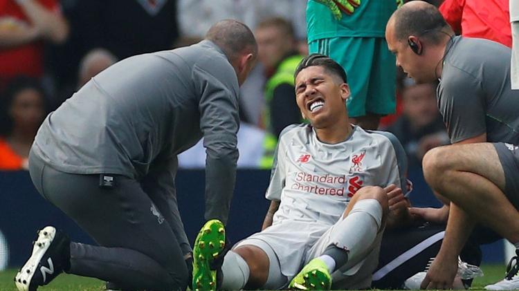 Roberto Firmino é atendindo após machucar o tornozelo - Phil Noble/Reuters - Phil Noble/Reuters
