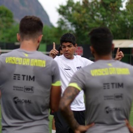 Marcos Valadres dá orientações ao elenco do Vasco durante treinamento - Carlos Gregório Jr/Vasco