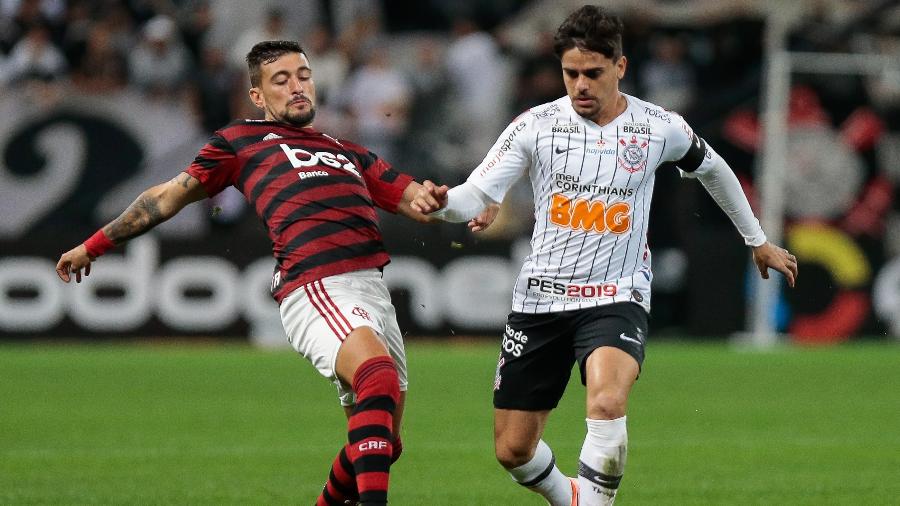 Arrascaeta e Fagner disputam a bola na partida entre Corinthians e Flamengo pela Copa do Brasil - Marcello Zambrana/AGIF