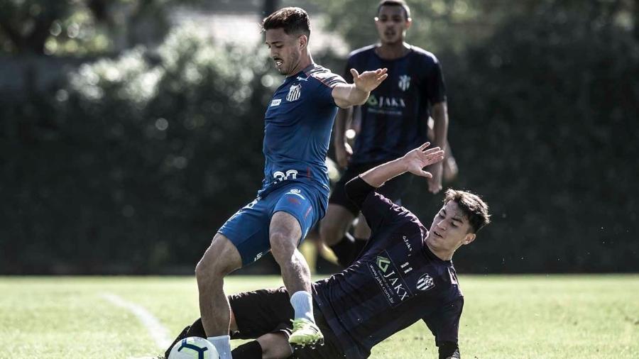Jean Mota disputa bola em jogo-treino contra o EC São Bernardo - Ivan Storti/Santos FC