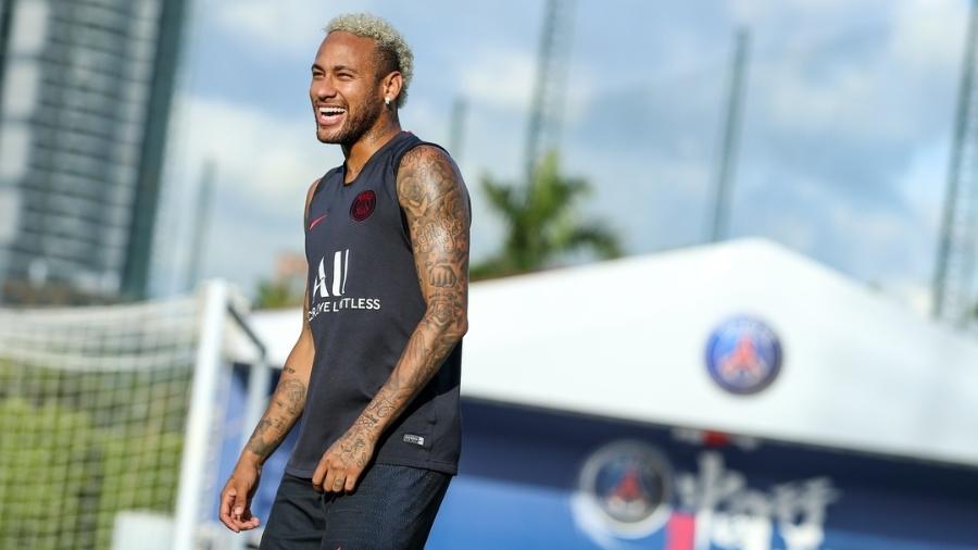 Neymar sorri durante treino do PSG - divulgação/site oficial de Neymar Jr.