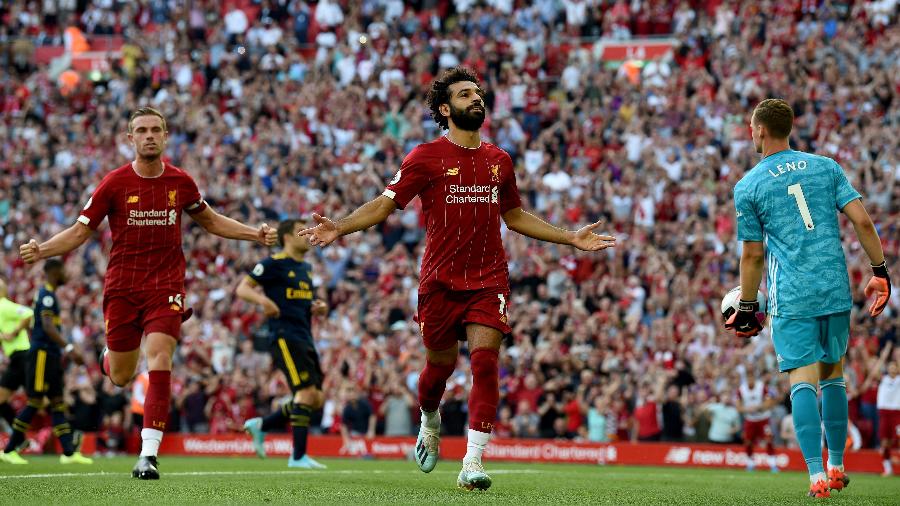Salah comemora após marcar de pênalti para o Liverpool contra o Arsenal pelo Campeonato Inglês - John Powell/Liverpool FC via Getty Images
