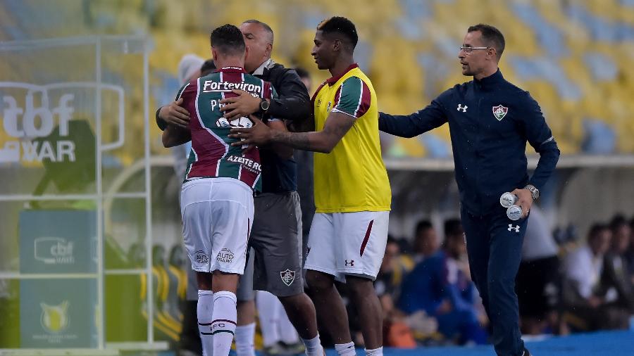 Paulo Henrique Ganso, jogador do Fluminense, discute com técnico Oswaldo de Oliveira ao ser substituído - Thiago Ribeiro/AGIF