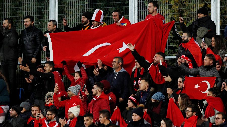 Torcedores apaixonados da Turquia devem receber a final da Liga dos Campeões em agosto - REUTERS/Albert Gea
