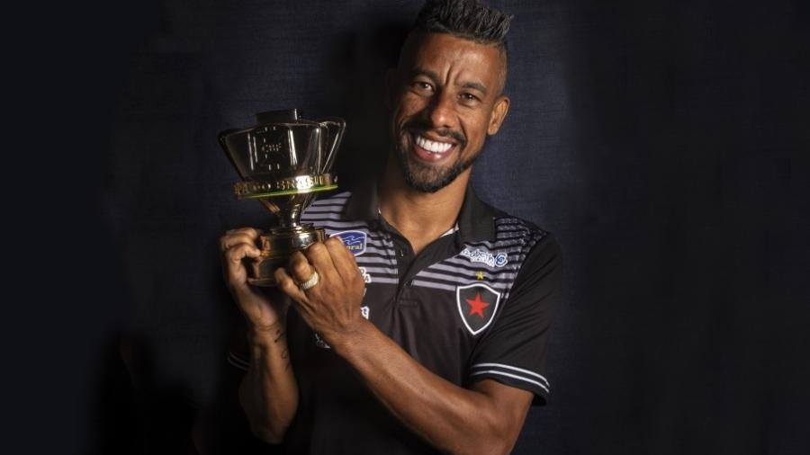 Léo Moura, lateral do Botafogo-PB, com réplica de troféu da Copa do Brasil - Thais Magalhães/CBF