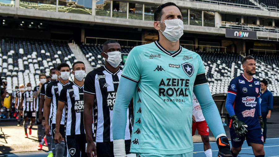 Jogadores do Botafogo, Gatito Fernandez à frente, usam máscara em protesto em partida contra o Bangu antes de o Carioca parar - Thiago Ribeiro/AGIF