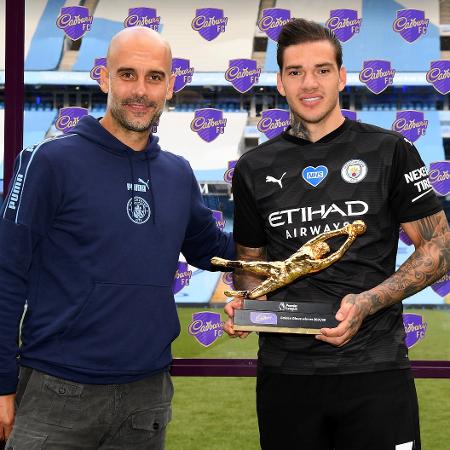 Ao lado de Pep Guardiola, Ederson, goleiro do Manchester City, recebe a Luva de Ouro do Campeonato Inglês - Shaun Botterill/Getty Images