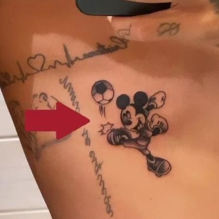 Nova tatuagem de Deyverson, com o Mickey Mouse "boleiro" - Reprodução/Twitter