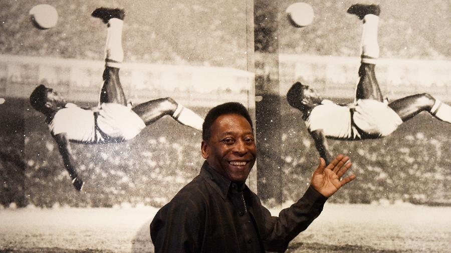 Pelé posa na frente de um mural com uma jogada sua - Mary Turner/Getty Images for Halcyon Gallery