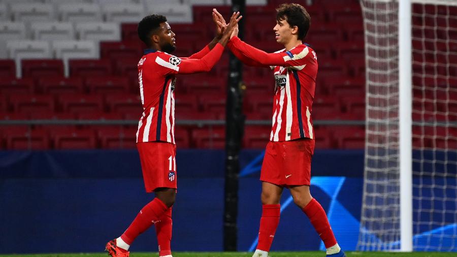 João Félix e Thomas Lemar comemoram vitória do Atlético de Madrid sobre o RB Salzburg - GABRIEL BOUYS/AFP