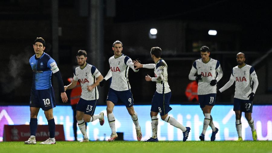 Gareth Bale comemora gol do Tottenham contra o Wycombe Wanderers - Getty Images
