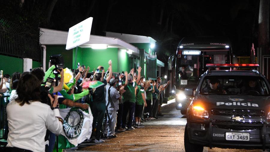 Torcedores do Palmeiras se aglomeram na saída do ônibus do time para embarque ao Mundial de Clubes - BRUNO ESCOLASTICO/PHOTOPRESS/ESTADÃO CONTEÚDO
