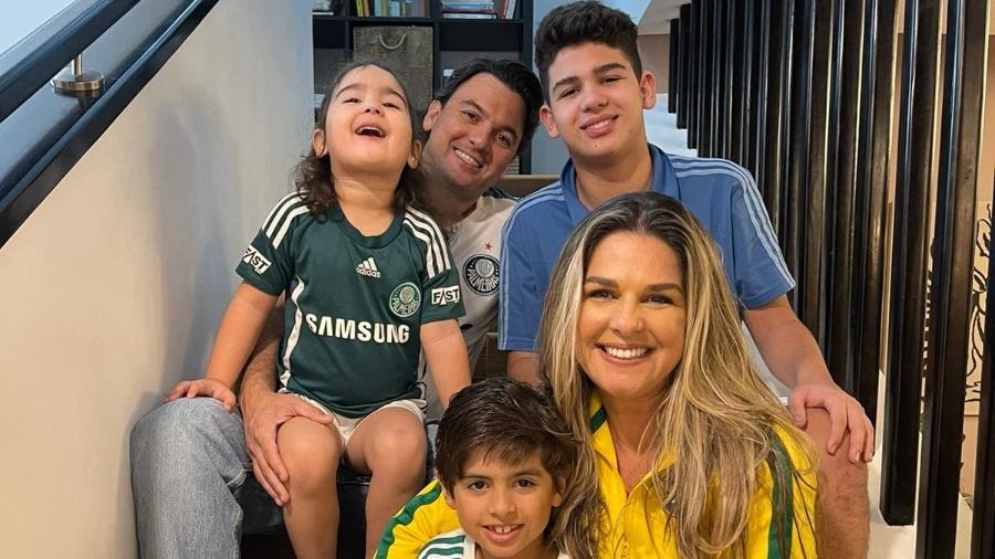 Silvio Arroyo Filho, a mulher e os filhos: torcida brasileira para o Palmeiras no Qatar - Arquivo pessoal
