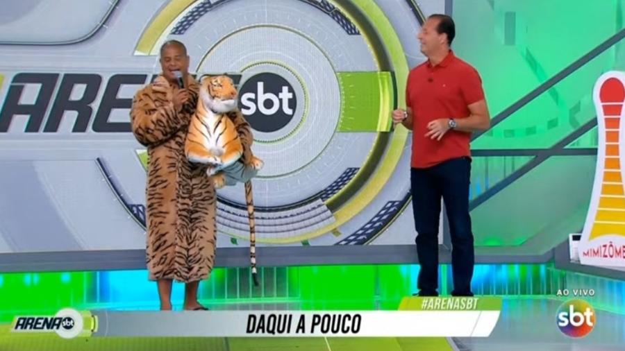 Marcelinho Carioca aparece no "Arena SBT" com casaco de tigre - Reprodução/SBT