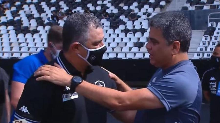 Marcelo Chamusca e Marcelo Cabo se cumprimentam no jogo de ida da final da Taça Rio entre Botafogo e Vasco - Reprodução / PPV do Carioca