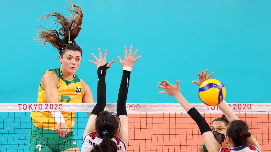Rosamaria ataca na partida entre Brasil e Coreia do Sul nos Jogos Olímpicos de Tóquio - Toru Hanai/Getty Images